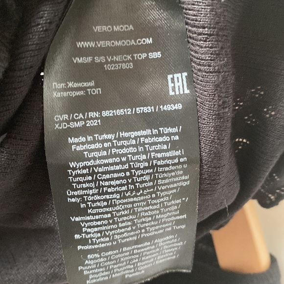 Vero Moda Black v neck lettuce edges crop Top, Size M, NWT - Picture 5 of 6